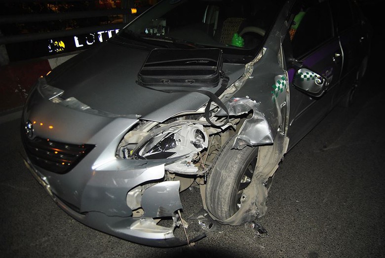 Phần đầu chiếc taxi cũng bị hư hỏng nặng