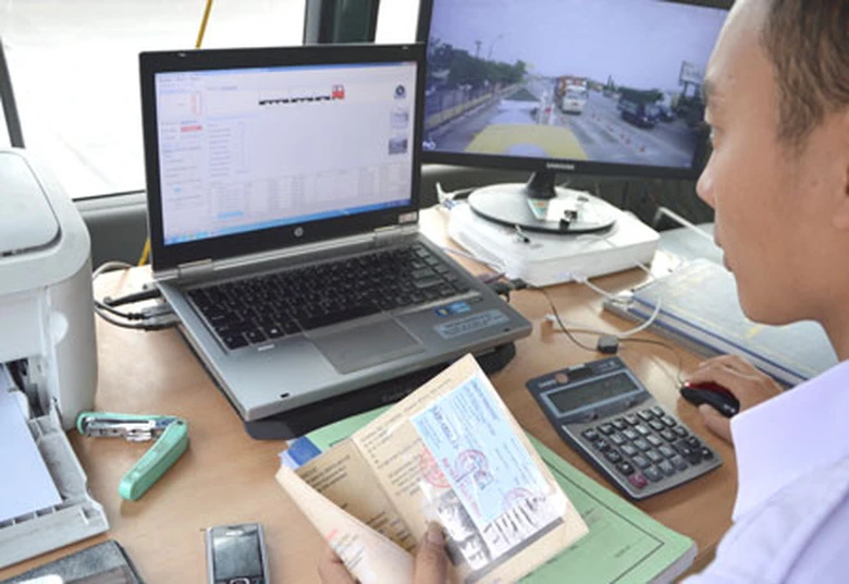 Lực lượng li&ecirc;n ng&agrave;nh kiểm so&aacute;t tải trọng xe tỉnh Hải Dương tiến h&agrave;nh c&acirc;n xe 24/24h tr&ecirc;n QL 5Ảnh: Kh&aacute;nh H&agrave;