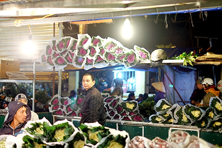 Cải bắp t&iacute;m được b&oacute; như một b&ocirc;ng hoa khổng lồ đẹp mắt