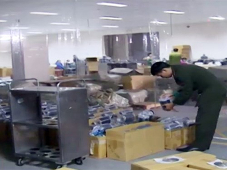 Lực lượng chức năng l&agrave;m nhiệm vụ tại nơi sản xuất của c&ocirc;ng ty TNHH Huge Gain Holdings