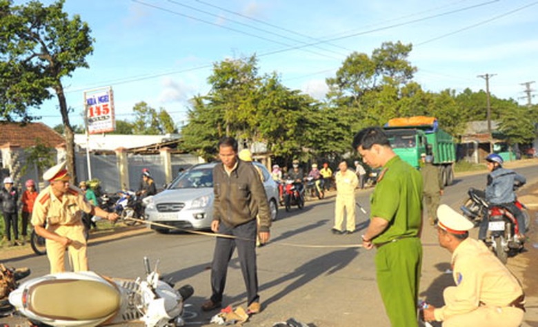 Lực lượng chức năng kh&aacute;m nghiệm hiện trường vụ tai nạn