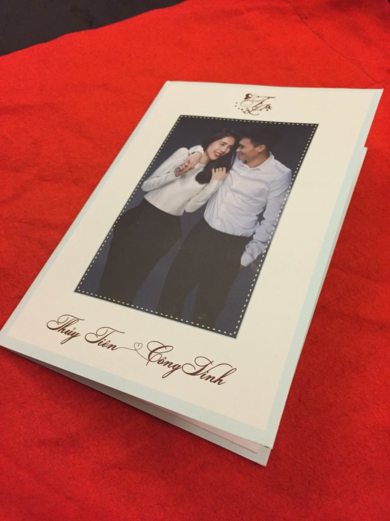 Thiệp cưới của cặp đ&ocirc;i n&agrave;y ngo&agrave;i đời thật cũng đ&atilde; được h&eacute; lộ. Thiệp cưới của họ được thiết kế tối giản, trang nh&atilde;