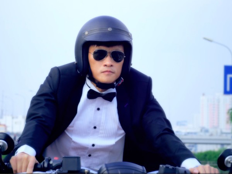 MV mở m&agrave;n l&agrave; cảnh C&ocirc;ng Vinh sau khi gi&agrave;nh chiến thắng một trận đ&aacute; b&oacute;ng đ&atilde; vội v&agrave;ng về nh&agrave; thay trang phục, chạy m&ocirc;-t&ocirc; đến địa điểm tổ chức lễ cưới với Thủy Ti&ecirc;n. 