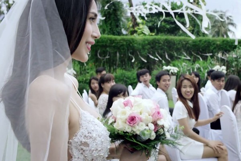 Thuỷ Ti&ecirc;n xinh đẹp, quyến rũ trong chiếc v&aacute;y cưới m&agrave;u trắng với phần đu&ocirc;i d&agrave;i v&agrave; khăn voan che đầu rất cầu kỳ