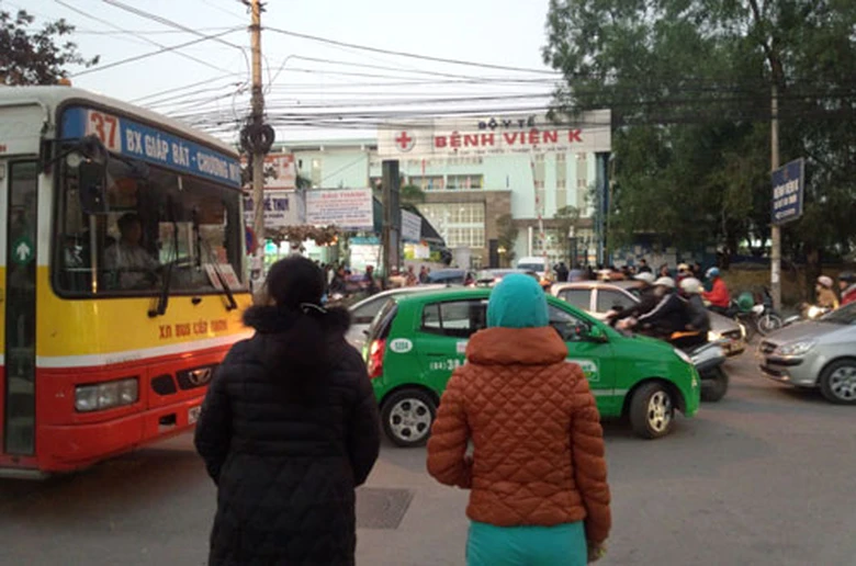 Muốn qua đường, c&aacute;c bệnh nh&acirc;n phải d&igrave;u nhau th&agrave;nh từng tốp để tr&aacute;nh xe cộ