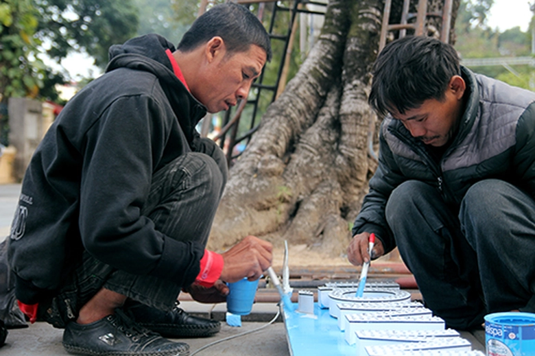 Nhưng c&oacute; một điều kỳ lạ, l&agrave; những người đang thực hiện c&ocirc;ng việc n&agrave;y lại to&agrave;n l&agrave; người miền nam, chẳng c&oacute; một ai l&agrave; người miền bắc. Anh Ho&agrave;ng Đức Thịnh, Tổ phố của đội c&ocirc;ng nh&acirc;n C&ocirc;ng ty TNHH MTV chỉnh trang đường phố Phước Thịnh chia sẻ 