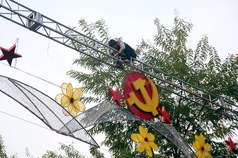 Một th&acirc;n một m&igrave;nh tr&ecirc;n cao, nhưng người c&ocirc;ng nh&acirc;n n&agrave;y tỏ ra rất chuy&ecirc;n nghiệp v&agrave; say sưa.