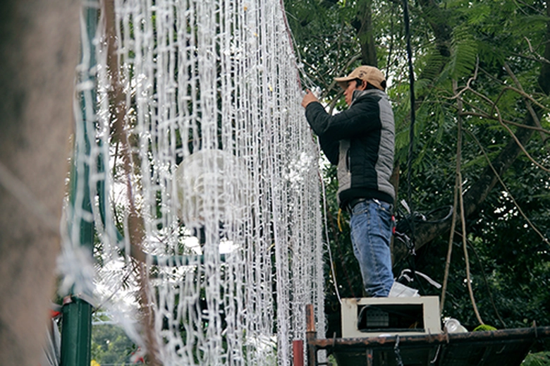 Cẩn thận, tỉ mỉ từng đoạn d&acirc;y một để kh&ocirc;ng cho đ&egrave;n bị rối v&agrave;o nhau.