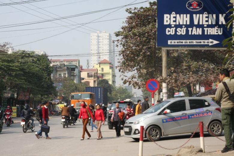 Người đi bộ muốn sang đường phải len qua c&aacute;c l&agrave;n xe