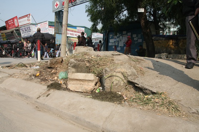Ngay cổng bệnh viện c&oacute; một đống r&aacute;c do đơn vị thi c&ocirc;ng kh&ocirc;ng dọn khi c&ocirc;ng tr&igrave;nh được đưa v&agrave;o sử dụng