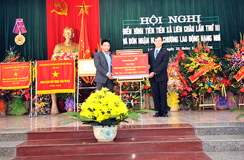 Chủ tịch HĐQT VietinBank Nguyễn Văn Thắng trao t&agrave;i trợ trị gi&aacute; 4,4 tỷ đồng cho x&atilde; Li&ecirc;n Ch&acirc;u