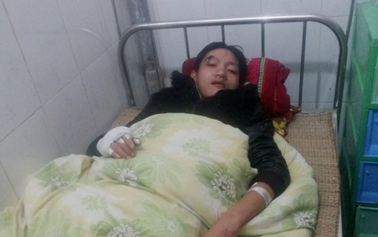 Đối tượng Qu&aacute;ch Văn Dương đang cấp cứu tại bệnh viện sau khi bị người d&acirc;n v&acirc;y đ&aacute;nh