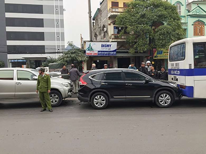 Vụ tai nạn li&ecirc;n ho&agrave;n giữa 3 phương tiện