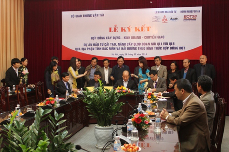 Thứ trưởng Bộ GTVT Nguyễn Văn C&ocirc;ng v&agrave; đại diện c&aacute;c đầu tư tại buổi lễ kế kết