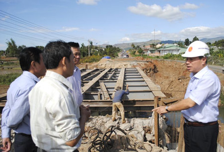 Cầu Ninh H&ograve;a ngổn ngang nhưng vẫn chưa được thi c&ocirc;ng