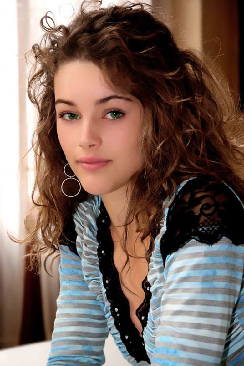 Khi kh&ocirc;ng trang điểm hoặc chỉ thoa lớp phấn nhẹ nh&agrave;ng, Rolene thậm ch&iacute; c&ograve;n xinh xắn v&agrave; ngọt ng&agrave;o hơn l&uacute;c trang điểm đậm.