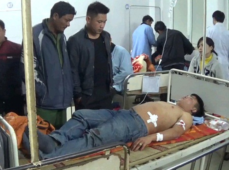 Nạn nh&acirc;n Th&agrave;nh đang được cấp cứu tại bệnh viện