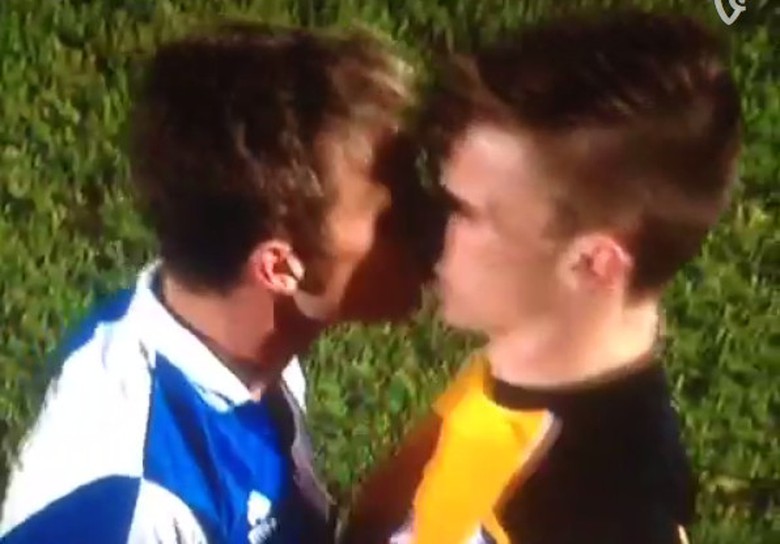 Mansell (tr&aacute;i) h&ocirc;n đối thủ