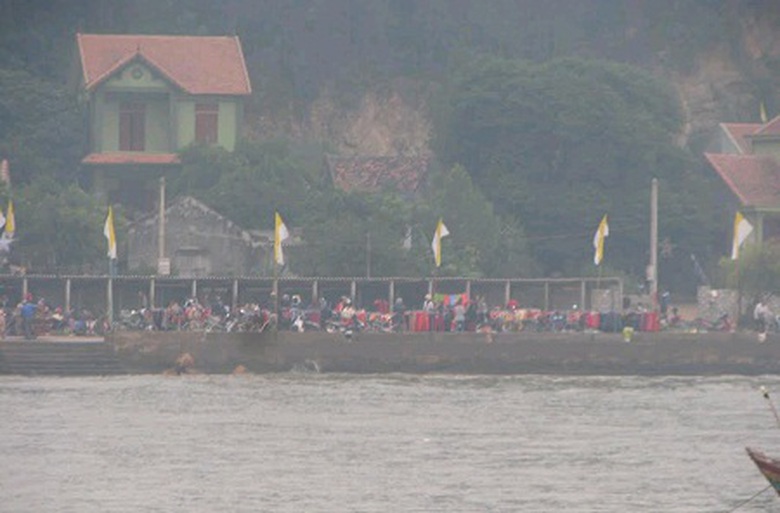 Người d&acirc;n v&agrave; ch&iacute;nh quyền địa phương tập trung đưa thi thể nạn nh&acirc;n l&ecirc;n bờ