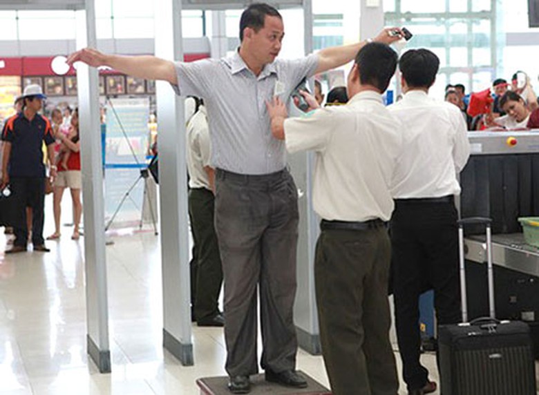 Kiểm tra an ninh trước khi l&ecirc;n m&aacute;y bay