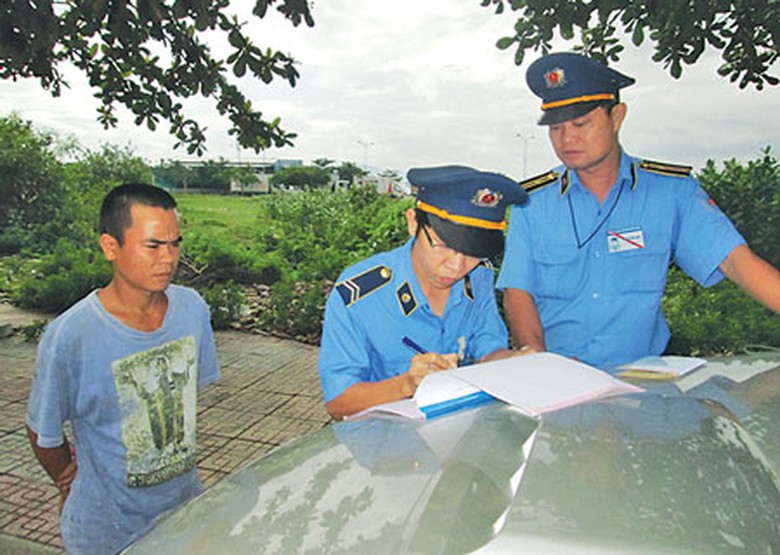 Lực lượng TTGT Kh&aacute;nh H&ograve;a xử l&yacute; xe qu&aacute; tải