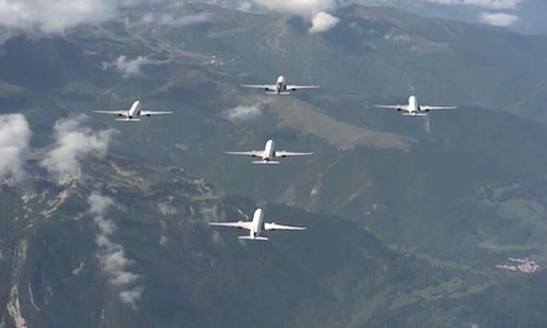 Năm m&aacute;y bay của Airbus tạo h&igrave;nh kim cương tr&ecirc;n bầu trời Toulouse