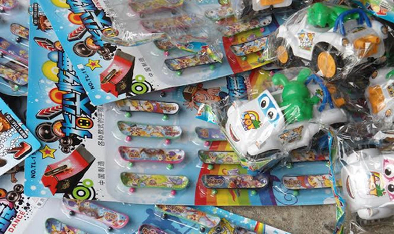 Rất nhiều đồ chơi trẻ em kh&ocirc;ng r&otilde; nguồn gốc được t&igrave;m thấy trong l&ocirc; h&agrave;ng lậu