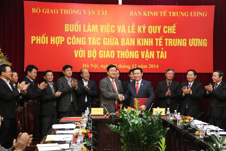 Bộ trưởng Bộ GTVT Đinh La Thăng, Trưởng ban Kinh tế trung ương Vương Đ&igrave;nh Huệ k&yacute; Quy chế phối hợp