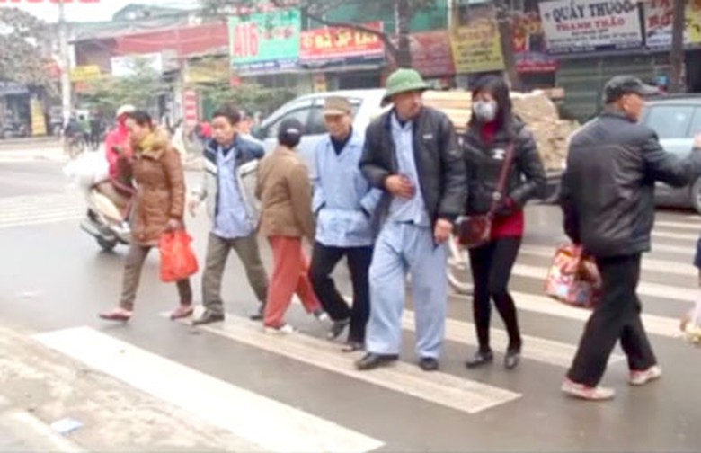 Bệnh nh&acirc;n đi bộ trước cổng Bệnh viện K đ&atilde; an to&agrave;n hơn nhờ c&oacute; gờ giảm tốc v&agrave; vạch kẻ đường cho người đi bộ (chụp s&aacute;ng 24/12)Ảnh: Ho&agrave;ng Nam