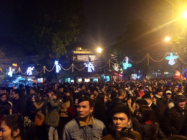 Chen ch&acirc;n đ&oacute;n Gi&aacute;ng sinh ở Nh&agrave; thờ Lớn H&agrave; Nội. Ảnh: Kiều Anh T&uacute;.