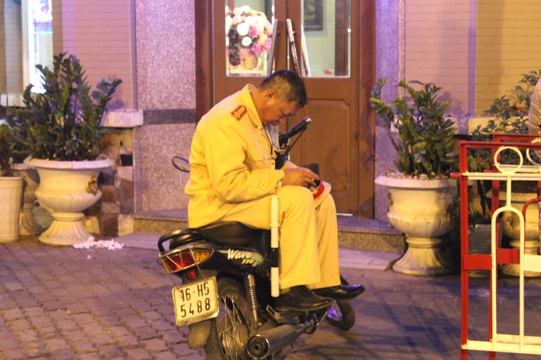 CSGT rất thảnh thơi (chụp tại ng&atilde; tư Ho&agrave;ng Văn Thụ - Trần Quang Khải l&uacute;c 23 giờ 35)