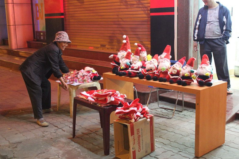 Một sạp b&aacute;n mũ v&agrave; &ocirc;ng gi&agrave; Noel rất nắng kh&aacute;ch