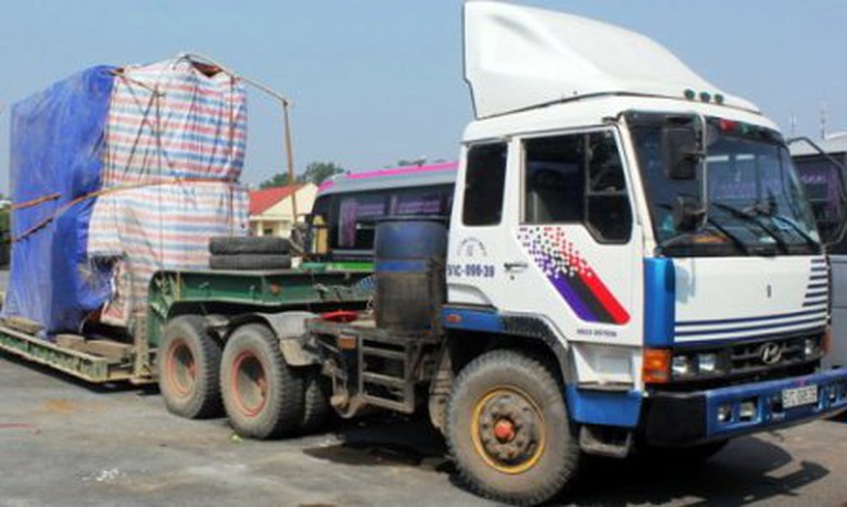 chiếc xe chở biến &aacute;p khủng bị Thanh tra GTVT Nghệ An bắt tr&ecirc;n QL15A