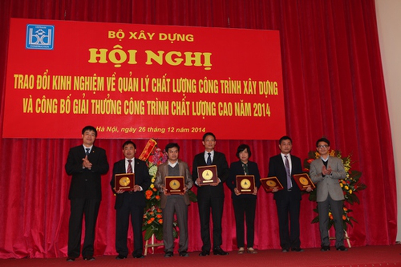 &Ocirc;ng Nguyễn Ngọc H&ograve;a, Ph&oacute; Chủ tịch HĐQT Cienco1 nhận giải thưởng từ ban tổ chức