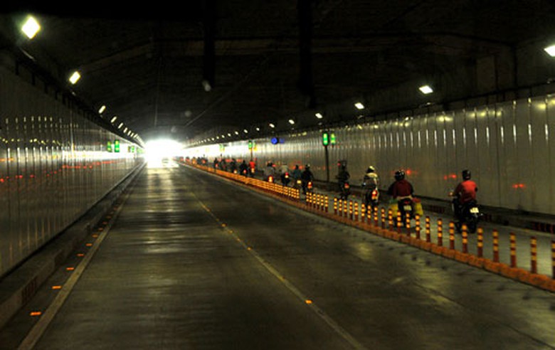 Rời TP HCM qua hầm vượt s&ocirc;ng S&agrave;i G&ograve;n khi b&igrave;nh minh l&ecirc;n&hellip;