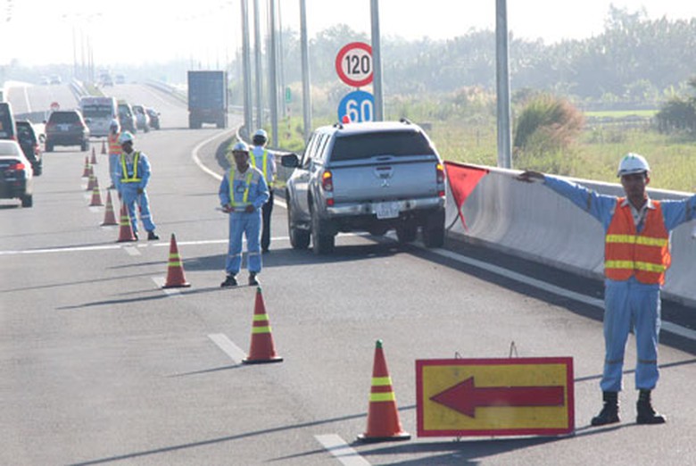 L&agrave;m vệ sinh tr&ecirc;n đường cao tốc TP HCM- Long Th&agrave;nh