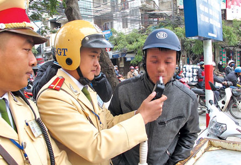 Đội CSGT số 4 (thuộc Ph&ograve;ng CSGT - C&ocirc;ng an TP H&agrave; Nội) kiểm tra nồng độ cồn một người tham gia giao th&ocirc;ng tr&ecirc;n phố Kim Ngưu, quận Hai B&agrave; Trưng, H&agrave; Nội