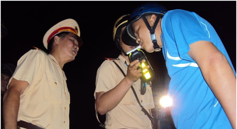 CSGT đo nồng độ cồn người chạy xe l&uacute;c 21h đ&ecirc;m 25/12 gần ng&atilde; tư QL50 &ndash; Nguyễn Văn Linh. Ảnh: V.Th