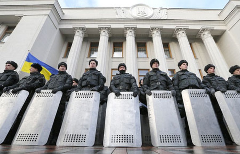 Cảnh s&aacute;t chống bạo động được triển khai trước cửa t&ograve;a nh&agrave; Quốc hội Ukraine