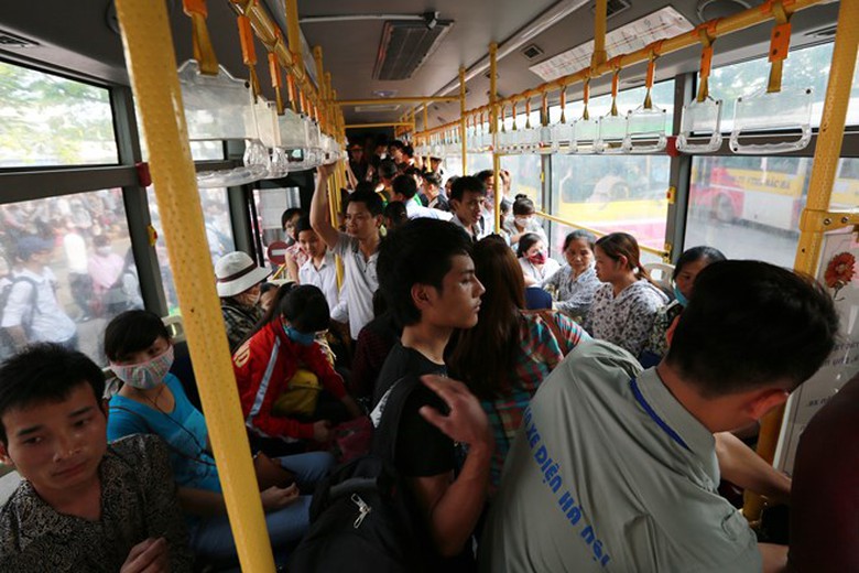 H&agrave;nh kh&aacute;ch chen ch&uacute;c tr&ecirc;n một chuyến xe bu&yacute;t