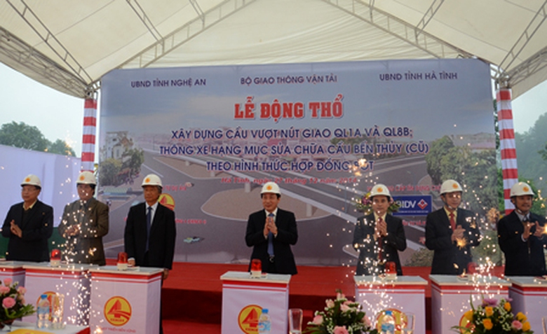 C&aacute;c đại biểu tiến h&agrave;nh nghi thức bấm n&uacute;t động thổ