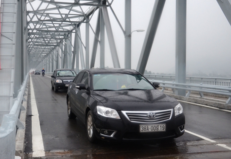 Sau 3 th&aacute;ng ngừng khai th&aacute;c để phục vụ sửa chữa, đến nay c&aacute;c phương tiện đ&atilde; c&oacute; thể cầu Bến Thủy 