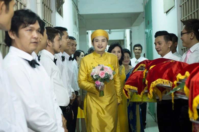 Họ h&agrave;ng của ch&uacute; rể đ&atilde; c&oacute; mặt từ rất sớm để chuẩn bị sẵn s&agrave;ng cho đ&aacute;m cưới L&ecirc; Kh&aacute;nh - Tuấn Khải , mọi người qu&acirc;y quần cười n&oacute;i vui vẻ trước niềm hạnh ph&uacute;c lớn lao của gia đ&igrave;nh