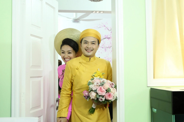 C&ocirc; d&acirc;u v&agrave; ch&uacute; rể trong trang phục &aacute;o d&agrave;i khăn đ&oacute;ng. 