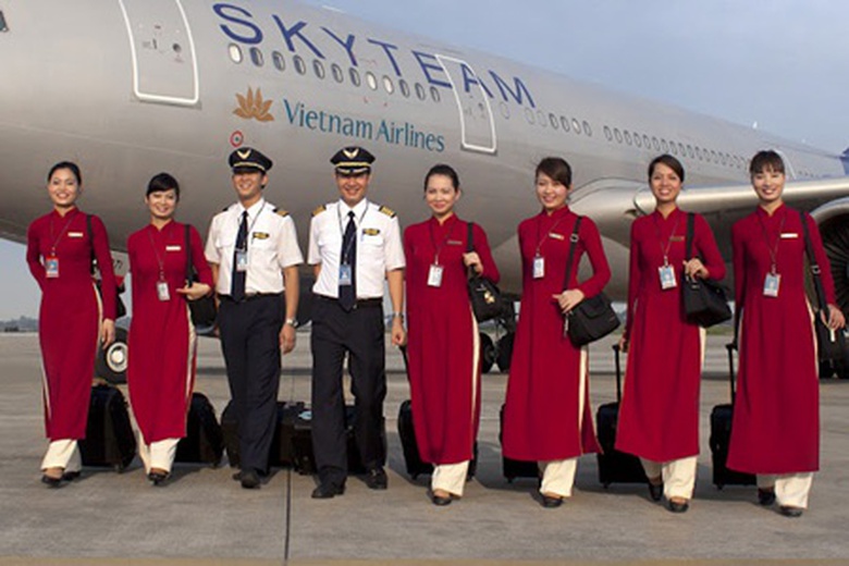 Trang phục của Vietnam Airine g&acirc;y ấn tượng với t&agrave; &aacute;o d&agrave;i duy&ecirc;n d&aacute;ng m&agrave;u đỏ. Tờ AsiaOne (Singapore) từng đưa mẫu trang phục n&agrave;y thuộc Top đẹp nhất của c&aacute;c h&atilde;ng h&agrave;ng kh&ocirc;ng. 