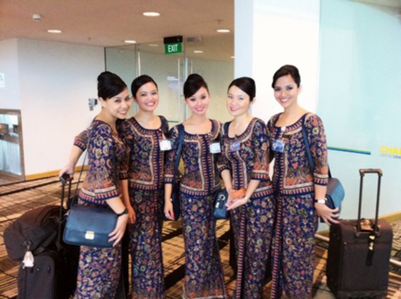 C&aacute;c nữ tiếp vi&ecirc;n của Singapore Airlines duy&ecirc;n d&aacute;ng trong trang phục truyền thống