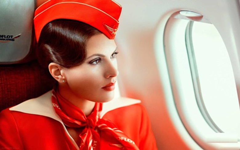 Đồng phục nữ của h&atilde;ng Aeroflot Airway Nga thể hiện sự tinh sảo từng chi tiết nhỏ. Biểu tượng của h&atilde;ng được th&ecirc;u tỷ mỉ tr&ecirc;n mũ, cổ tay &aacute;o , găng tay.