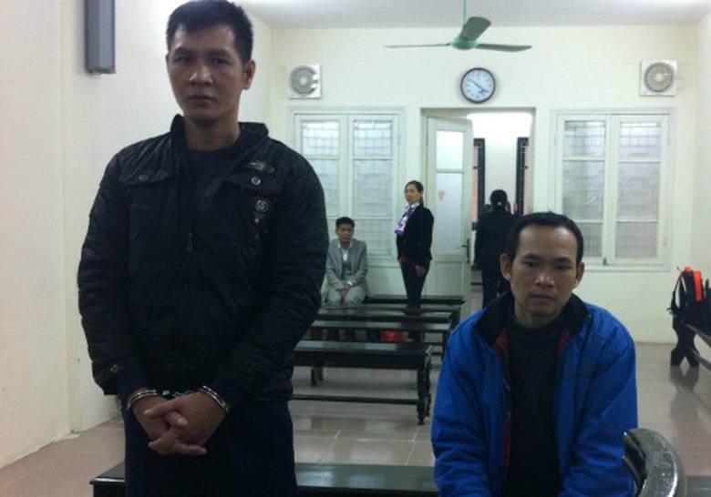 Trại (tr&aacute;i) v&agrave; Dưỡng trong khi nghe to&agrave; tuy&ecirc;n &aacute;n.