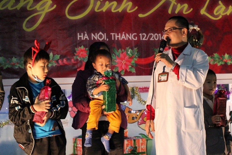 C&aacute;c b&aacute;c sỹ cũng đến chia sẻ, động vi&ecirc;n c&aacute;c bệnh nhi v&agrave; người nh&agrave; c&aacute;c em