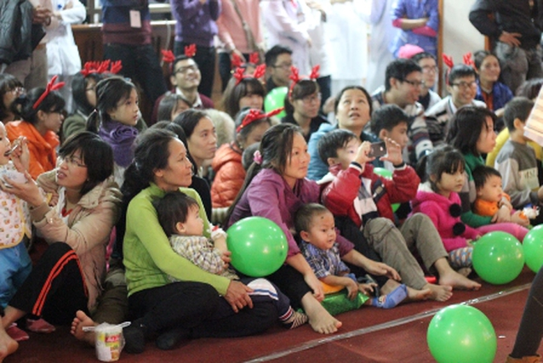 Sự động vi&ecirc;n giản dị nhưng c&oacute; &yacute; nghĩa với gia đ&igrave;nh bệnh nhi